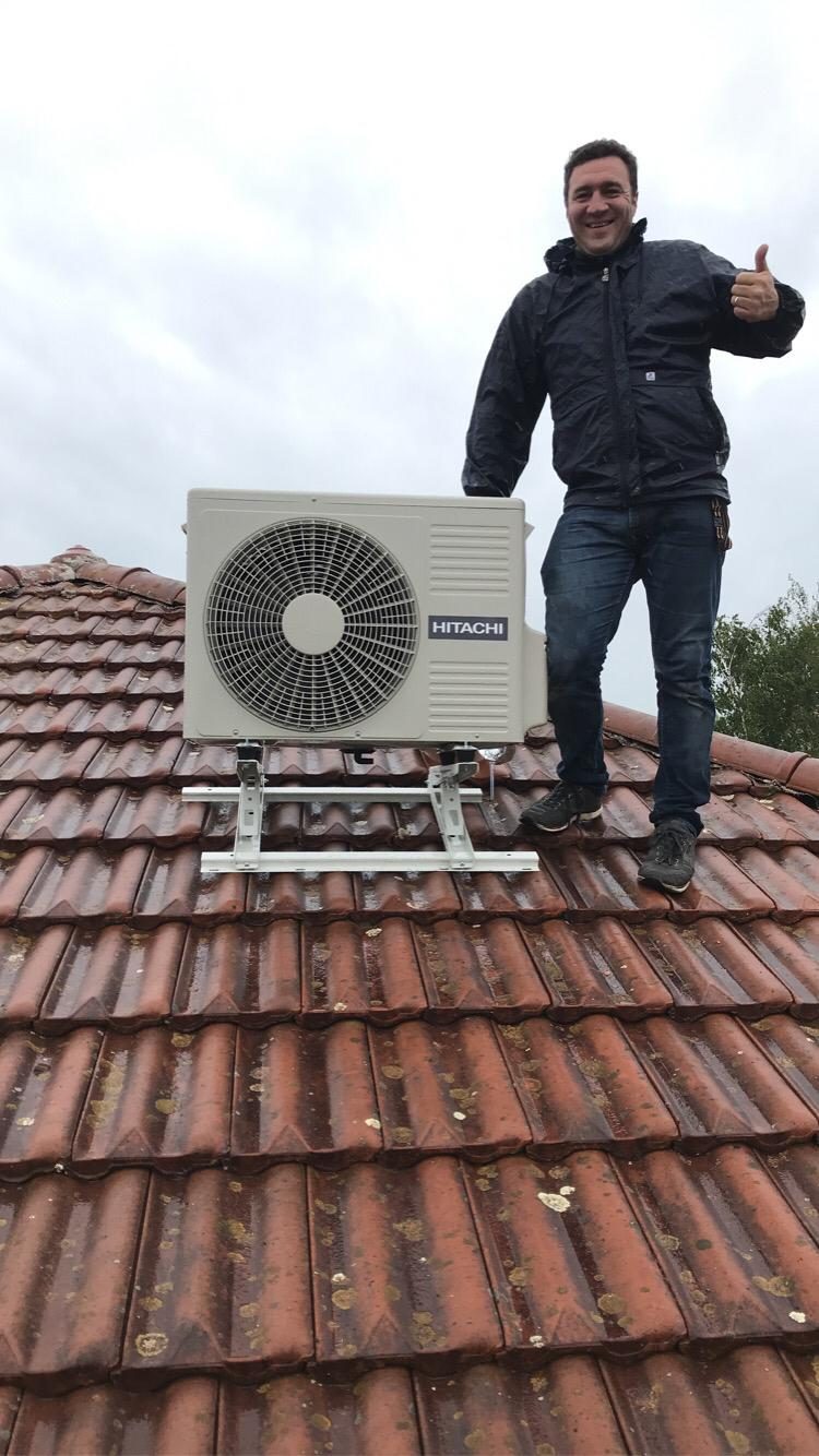 Mathieu Maurin, fondateur Easy Calo, sur un chantier d'installation de pompe à chaleur à Rillieux-la-Pape